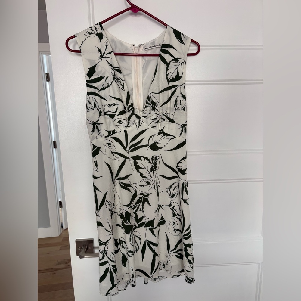 Abercrombie & Fitch Twist Tie Front white mini dress green leaves Medium Tall - Picture 2 of 4